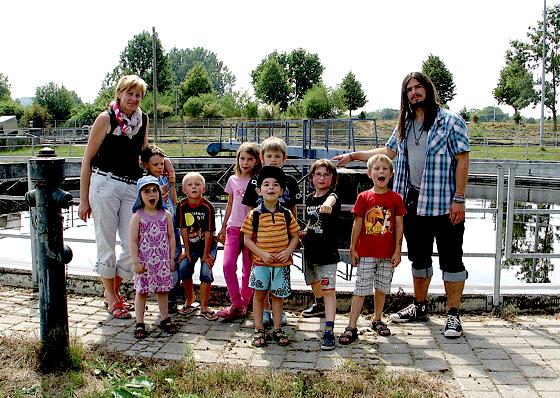 Erzieherin Irmi Ott und Bufdi Michael Paul mit den Kindern nach der Fütterung am Klärbecken.	Foto: Stadt Dorfen