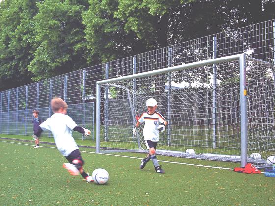 Der SC Amicitia bietet Feriencamps für fußballbegeisterete Buben und Mädchen an. 	Foto: Verein