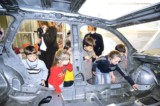 Bei der Audi-Erlebnisführung können die Kinder ein Auto genau unter die Lupe nehmen.	Foto: Audi