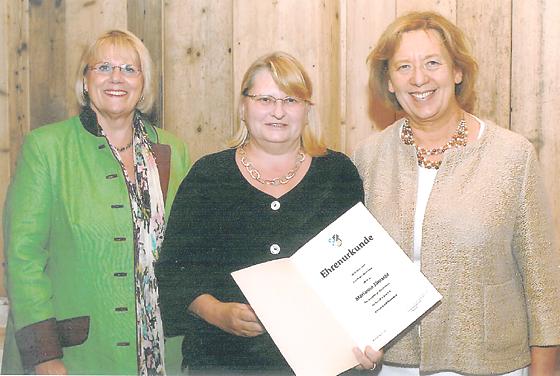 Garchings Erste Bürgermeisterin Hannelore Gabor, Marianne Jäntschi und Landrätin Johanna Rumschöttel.  	Foto: VA