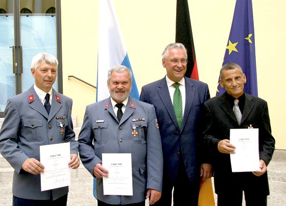 Innenminister Joachim Herrmann (Zweiter von rechts) ehrte Hermann Schröcker, Georg Strasser, und Gerhard Schöffel (von links nach rechts).	Foto: Malteser