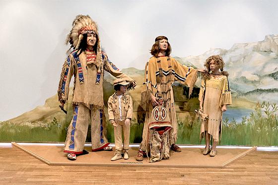 Eine Familie der Prärie-Indianer. Im Tipi des Stadtmuseums dreht sich am Mittwoch alles um Federn.	Foto: © Münchner Stadtmuseum