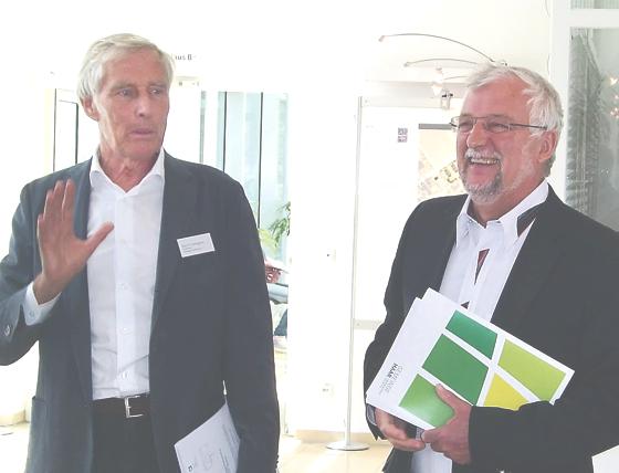 Bürgermeister Helmut Dworzak (rechts) und Architekt Gert F. Goergens im Gespräch über konkrete Planungen des Jugendstilparks in Haar. 	Foto: ikb