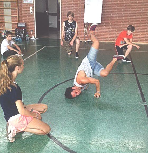 Weltmeister Mordstein übt mit Kindern Breakdance.	  	Gemeinde Vaterstetten