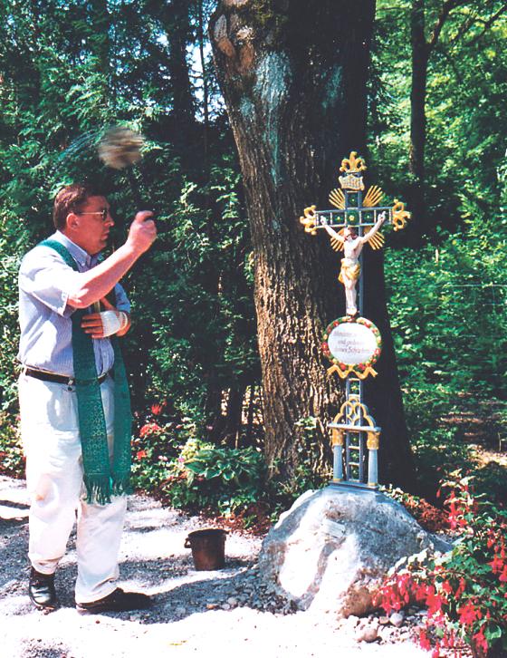 15. Juni 1996: Pfarrer Toni weiht das Wegkreuz. 	