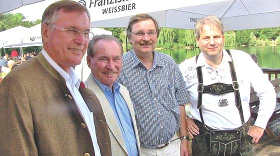 Auch der Bundestagsabgeordnete Johannes Singhammer (links) kam zum diesjährigen Sommerfest des CSU-Ortsverbandes Lerchenau.	Foto: VA