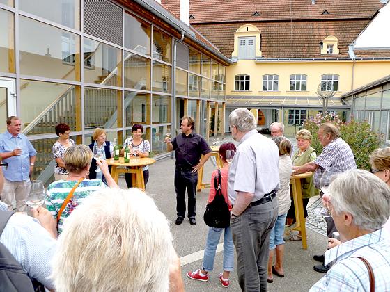 Die Frauenneuhartinger Reisegruppe war zu Gast auf dem ehemaligen Weinlesehof des Klosters Ebersberg in Rohrendorf.	Foto: privat