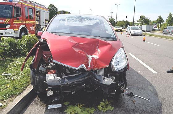 Der Fahrer wurde leicht verletzt, sein Fahrzeug war ein Totalschaden. 	Foto: Polizeipräsidium München
