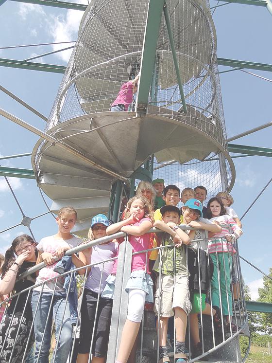 Die Haarer Ferienkinder auf dem Gronsdorfer Windrad-Turm 	Foto: Claudia Erl