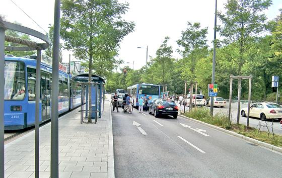 Am Klinikum Bogenhausen wird eine vorgeschaltete Ampel installiert, so dass bei Einfahrt einer Tram Autos bei Rot anhalten müssen. 	Foto: hgb