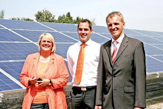 Die Photovoltaikanlage im Stadtteil Hochbrück eröffneten (v. l.) Garchings Erste Bürgermeisterin Hannelore Gabor, Bernhard Iwan und Peter Hartmann.	Foto: ws