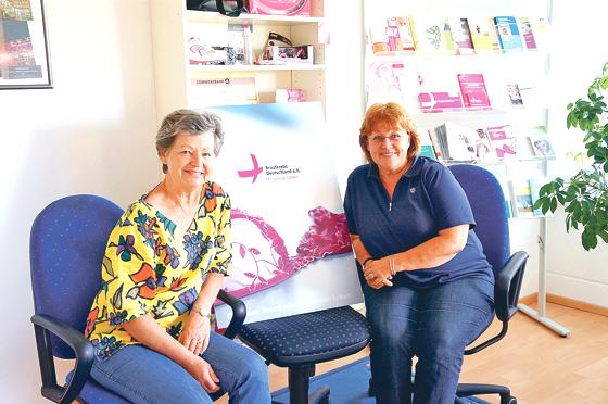 Ein Stuhl wäre noch frei! Über Unterstützung freuen sich die beiden Vereinsvorsitzenden Heidi Feyel und Renate Haidinger. 	Foto: hw