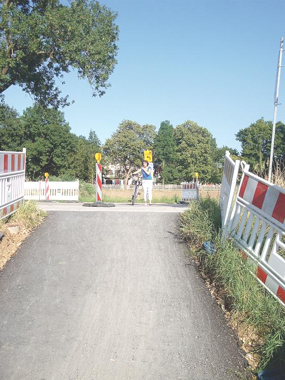 Die Querung für Radler und Fußgänger an der Baustelle für die Radlunterführung.	Foto: Boschert