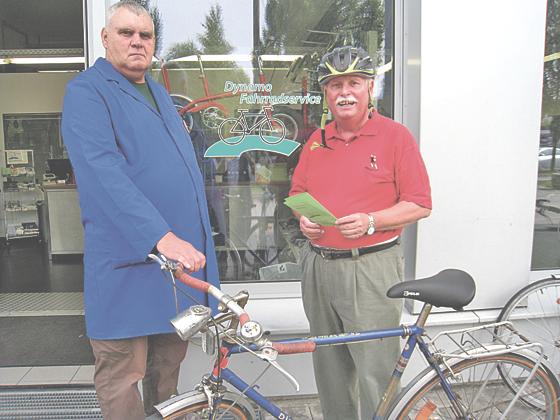 Bezirksrat Anton Spitlbauer (rechts) übergab sein bisheriges Rad an den Meister des Dynamo-Fahrradservice Peter Cwetko. 	Foto: privat