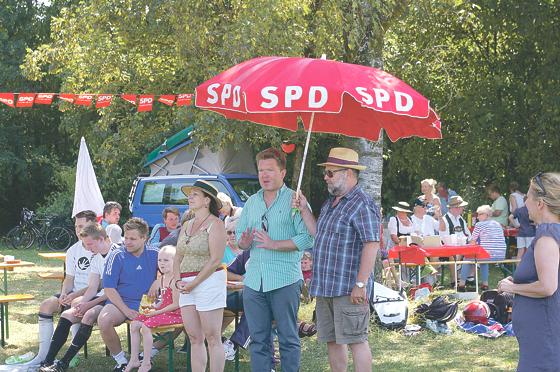 Auch die Schirmherrinnen und -herren fieberten mit beim Moosach Cup der SPD.	Foto: VA