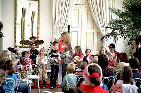 Jedes Kind ist musikalisch: Die Kleinen können sich beim Mitmachkonzert im Schlosscafe ihr Lieblingsinstrument suchen. 	Foto: VA