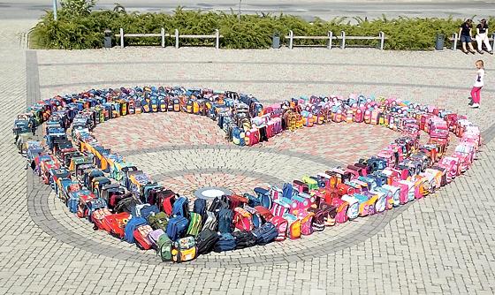Viel Herz beweisen die Münchner mit der Spende einer Schulausstattung für arme Kinder.	Foto: VA