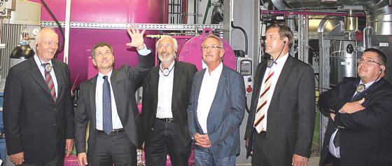 Durch die Anlagen des Heizkraftwerkes führte Geschäftsführer Wolfgang Geisinger (Zweiter von links) die Gäste, darunter GtV-Präsident Waldemar Müller-Ruhe (links) und Altbürgermeister Erwin Knapek (Dritter von links)	Foto: bs