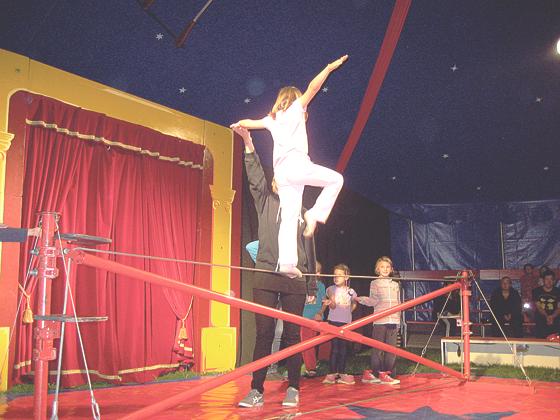 Die Buben und Mädchen des Zirkus Zappzerapp üben schon fleißig für ihre Aufführung.	Foto: VA