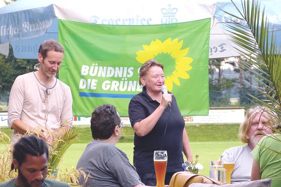 Susanna Tausendfreund MdL begrüßt gemeinsam mit Landtagskandidat Markus Büchler die zahlreichen Besucher. 	Foto: VA