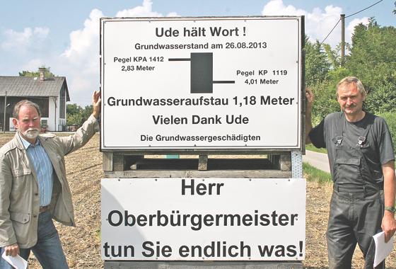 Protestaktion in Feldmoching: Mit Plakaten machten Martin Obersojer (rechts) und Rolf Deska im Namen der grundwassergeschädigten Bürger ihrem Ärger über die Stadt Luft. 	Foto: ws