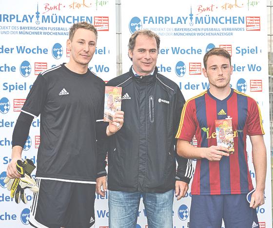 Bernhard Slawinski (Mitte) zeichnete Tobias Kerscher (links, TSV Grasbrunn) und Stefan de Prato (TSV Moosach) als beste Spieler aus.  Foto: Manuela Werner