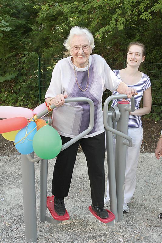 Babette Stockmeier probierte mit ihren 94 Jahren als eine der ersten die neuen Fitness-Geräte aus. Fotos: Robert Haas