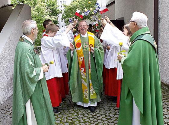 Ministranten standen Pfarrer Dr. Czeslaw Lukasz mit bayerischen und polnischen Fähnchen Spalier. Foto: Peter Dill