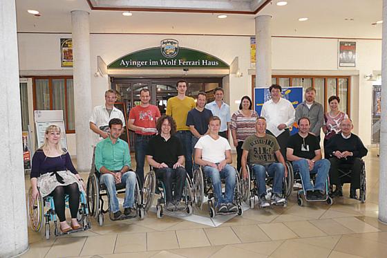 Welche Hürden sich für Personen im Rollstuhl auftun, haben die Teilnehmer der Fortbildung am eigenen Leib erfahren. Foto: MO