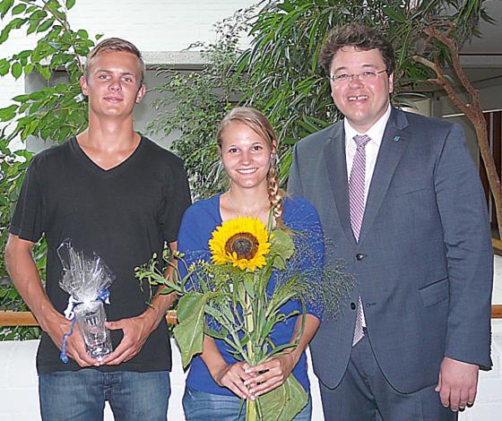 Maximilian Knispel und Theresa Nadler mit Bürgermeister Thomas Loderer. Foto: MO