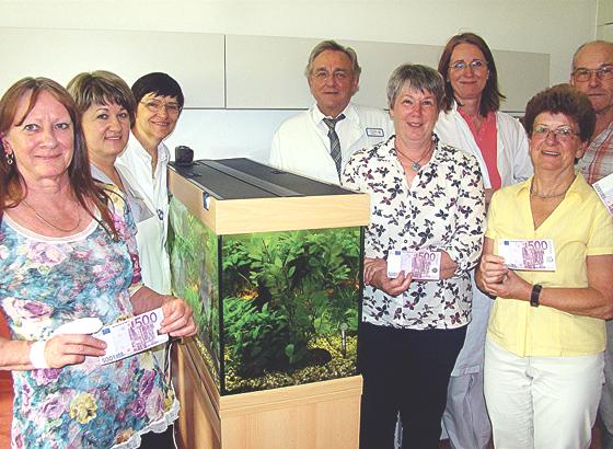 2000 Euro haben die Mitwirkenden des Pöringer Weihnachtsstandls an die Ebersberger Kreisklinik gespendet.	privat