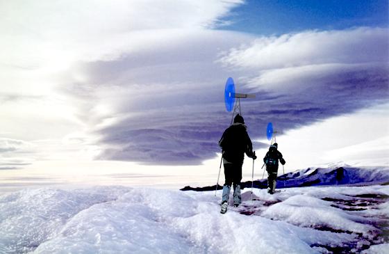 Am meisten wiegen die Akkus für die Windräder: Mit 30 Kilo Gepäck pro Person brechen die Künstler am Montag zu ihrer Tour über den isländischen Gletscher auf.	Foto: Privat