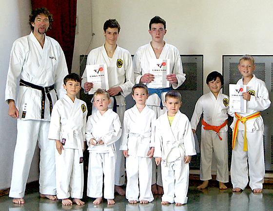 Kleine und große Prüfungsteilnehmer beim Okinawa Karate München e. V.	Foto: privat
