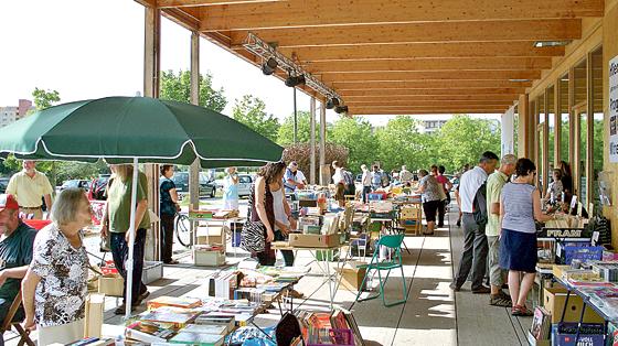 Der Bücher- und Musikmarkt kommt bei Jung und Alt gut an.	Foto: VA