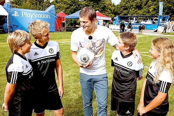 Bayern-Star Toni Kroos brachte den Nachwuchskickern so manchen Trick bei.	Foto: VA