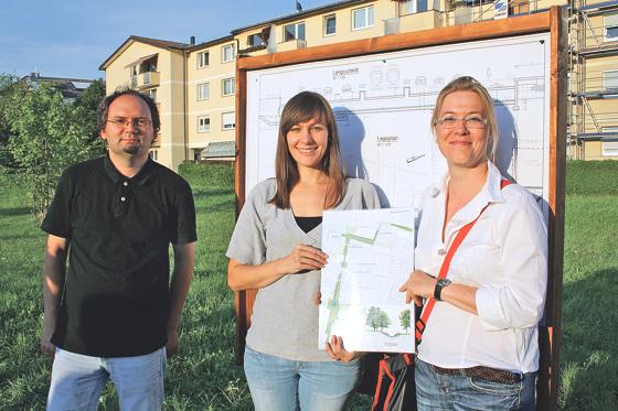 Daniela Schaufuß (rechts) und Martina Andelic vom Baureferat präsentierten mit Robert Kulzer vor Ort die Pläne für das Hachinger-Bach-Projekt. 	Foto: js