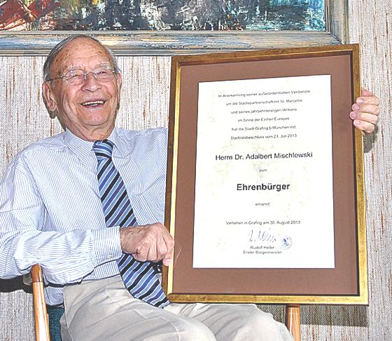 Adalbert Mischlewski wurde jüngst zum Ehrenbürger Grafings ernannt. Bürgermeister Rudolf Heiler bezeichnete den 93-Jährigen liebevoll als »Gesamtkunstwerk«. 	Foto: Sybille Föll