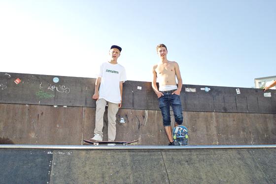 Die leidenschaftlichen Skater Tim (l.) und Nepo, hier noch im Park auf dem Feierwerk-Gelände, bekommen in Schwabing an der »Olympiaschleife« bald einen neuen Platz zum Austoben.	Foto: Sylvie-Sophie Schindler