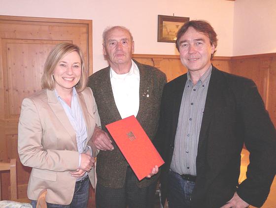 Doris Rauscher neben dem kommunalpolitischen Urgestein  der SPD, Joachim Hempel, und dem Vorsitzenden Bernhard Wagner. Foto: SPD