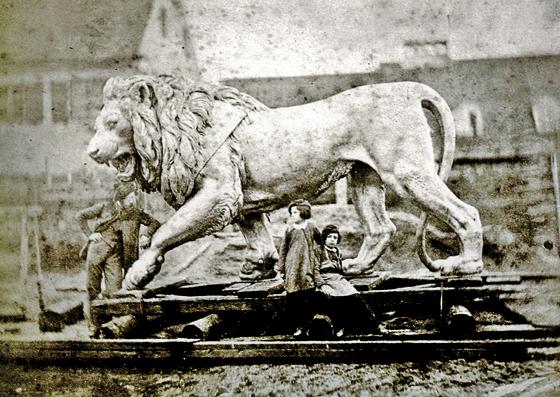 Ferdinand von Miller (l.) mit dem Löwen, mit dem er 1850 in London den ersten Preis gewann. 	Foto: Miller Familienarchiv