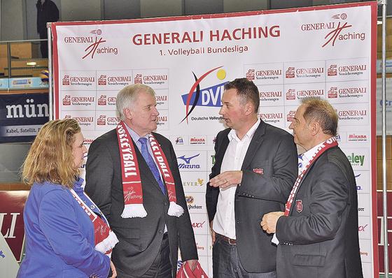 Manager Josef Köck (rechts), hier mit Kerstin Schreyer-Stäblein, MdL, Ministerpräsident Horst Seehofer und Trainer Mihai Paduretu, sucht einen neuen Hauptsponsor für die Volleyballer von Generali Haching.	Foto: privat