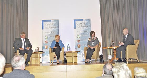 Georg Reitsberger, Brigitte Littke und Heike Tischler (v. l.) stellten sich den Fragen des Moderators Axel Heise (r.). 	Foto: Sybille Föll