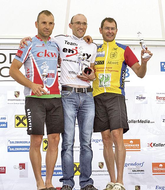 Markus Spallek bei der Siegerehrung mit der Radlegende Eddy Merckx.	Foto: VA