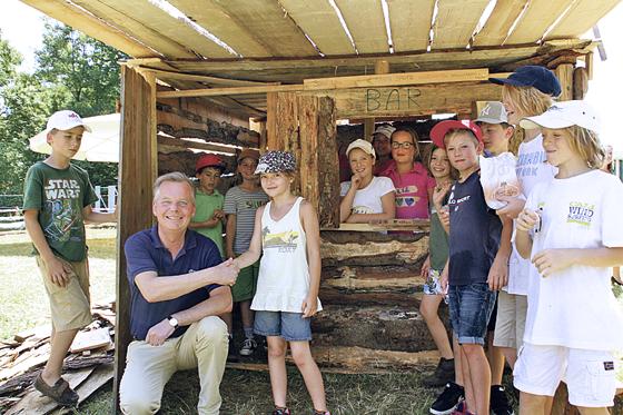 Stolz zeigten die Kinder mit ihrer gewählten Bürgermeisterin Nina »ihr« Hüttendorf dem Grünwalder Bürgermeister Jan Neusiedl. 	Foto: hol