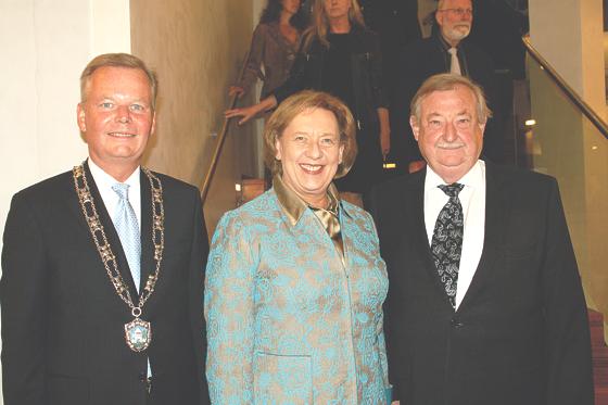 Bürgermeister Jan Neusiedl freute sich Landrätin Johanna Rumschöttel und ihren Mann Prof. Herrmann Rumschöttel begrüßen zu dürfen.	Fotos: hol
