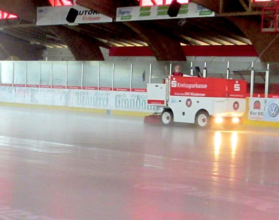 Die Eismaschine im Grafinger Eisstadion: Mitte dieser Woche soll endlich "Normalbetrieb" aufgenommen werden können. 	Foto: smg