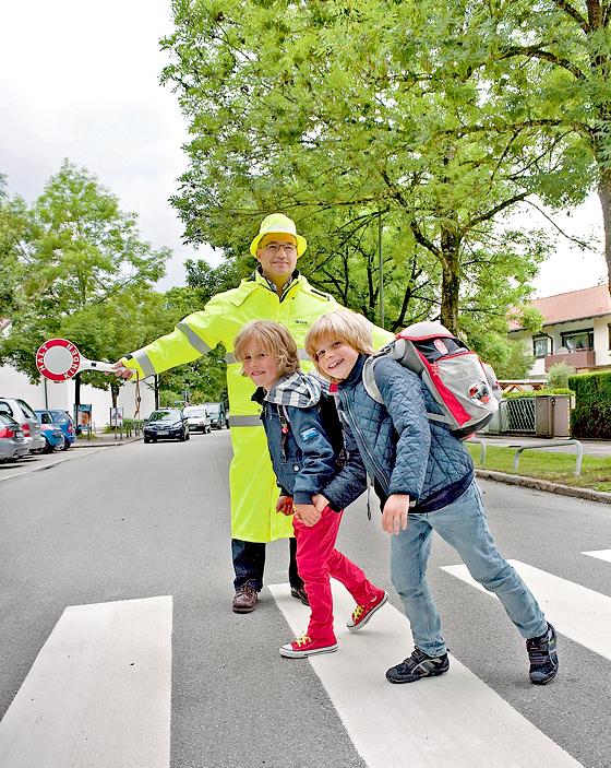 Schulweghelfer geben den Kindern mehr Sicherheit im Straßenverkehr.	Foto: KUVB