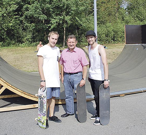 Christopher Geyer, Bürgermeister Klaus Korneder und Philip Röder vor der neuen Anlage.	Foto:privat