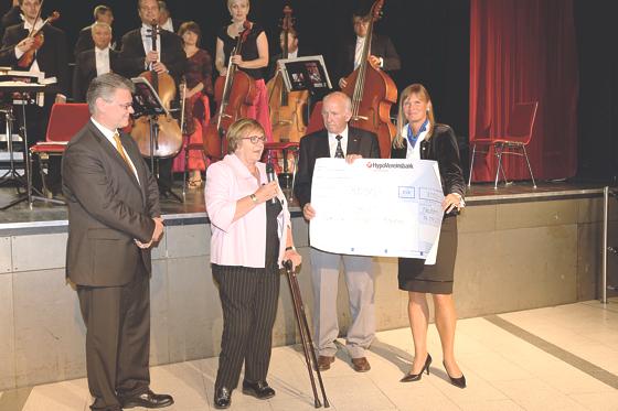 Nach dem Konzert wurde ein Spendenscheck in Höhe von 3000 Euro für die sportlichen Aktivitäten von Menschen mit geistigen Einschränkungen. 	Foto: VA