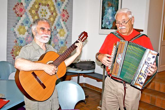 aTino Ianiero (l.) und Manfred Patzke musizieren seit einiger Zeit gemeinsam in der Seniorenbörse.	Foto: Julia Stark